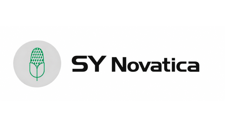 Logo SY Novatica s ikonou zeleného mikrofonu v šedém kruhu